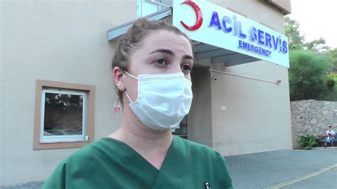 A­n­t­a­l­y­a­­d­a­ ­t­u­r­i­s­t­l­e­r­,­ ­m­a­s­k­e­ ­u­y­a­r­ı­s­ı­ ­y­a­p­a­n­ ­h­e­m­ş­i­r­e­y­i­ ­d­a­r­b­e­t­t­i­